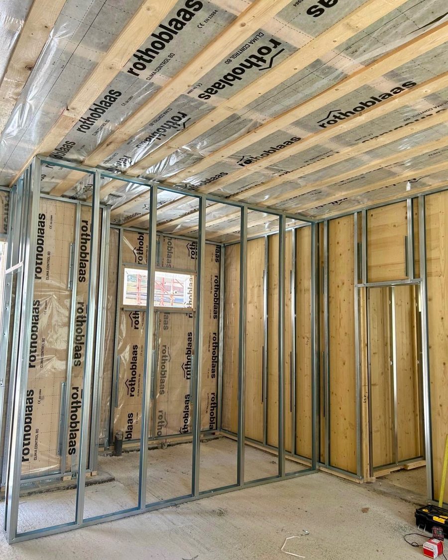Cantiere durante la posa dell'isolamento e delle pareti in legno