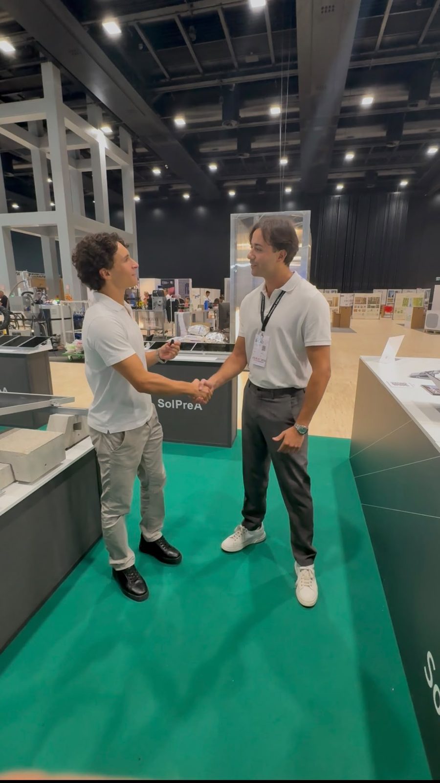 Giovanni Morrica stringe la mano a un imprenditore in fiera