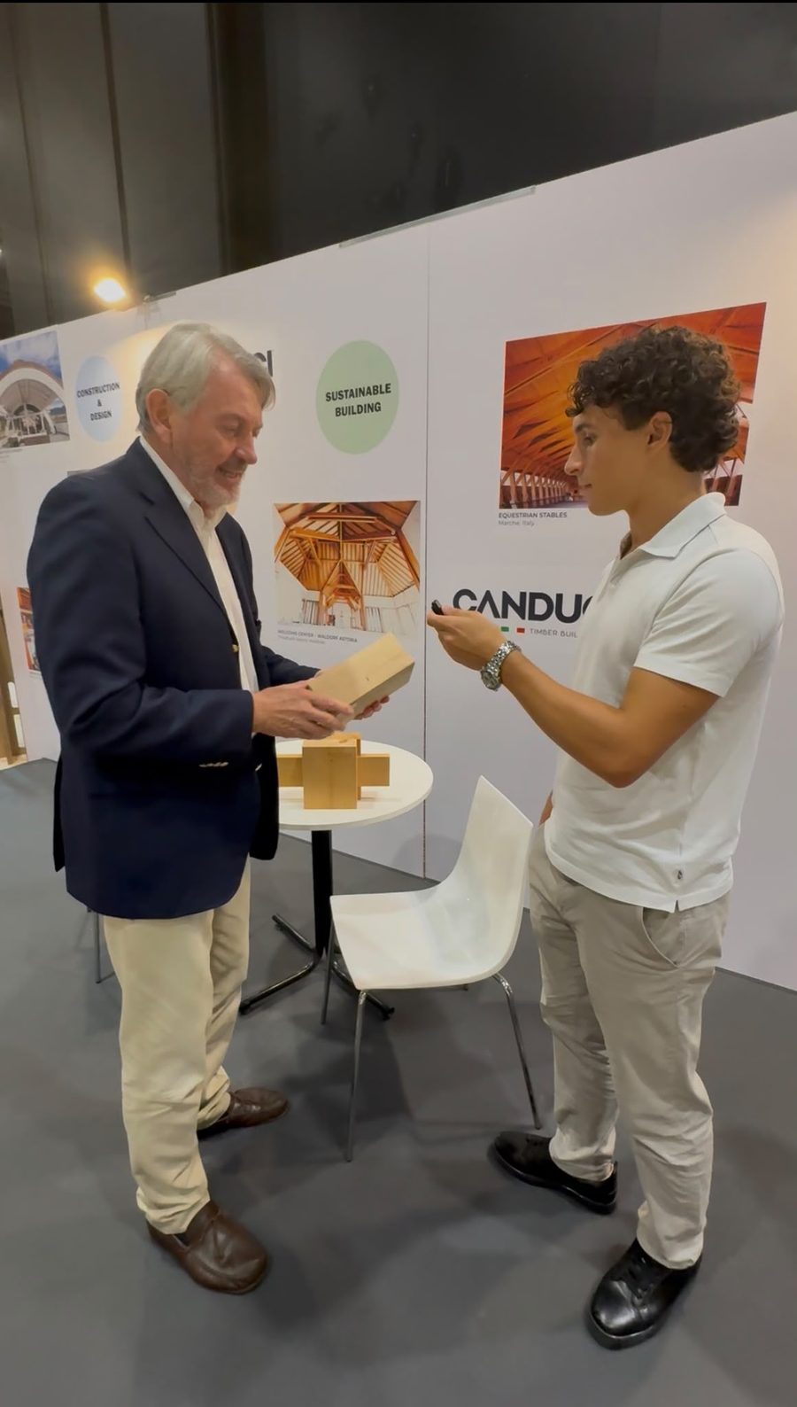 Giovanni Morrica parla con un espositore del settore edile